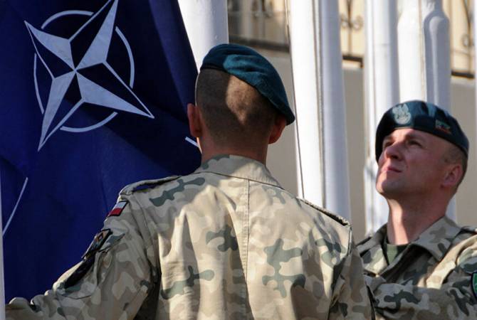 Разведчик нато. Разведка НАТО. Контрразведки НАТО 80х. НАТО солдаты с флагом.