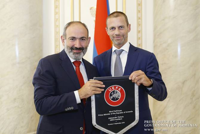 رئيس وزراء أرمينيا نيكول باشينيان يستقبل رئيس الاتحاد الأوروبي لكرة القدم-UEFA- ألكسندر سفيرين