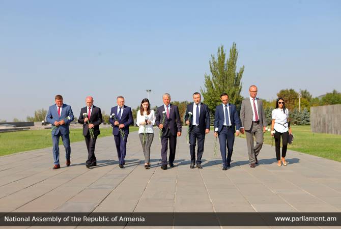 Делегация парламента Беларуси почтила память жертв Геноцида армян

