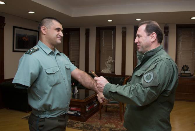 وزير الدفاع الأرميني دافيت تونويان يستقبل بطل العالم وأوروبا عدة مرات بمصارعة الذراع سركيس ستيبانيان