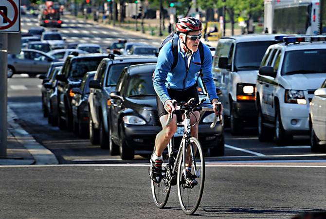 Законопроект об управлении велосипедом и другими транспортными средствами принят в 
первом чтении