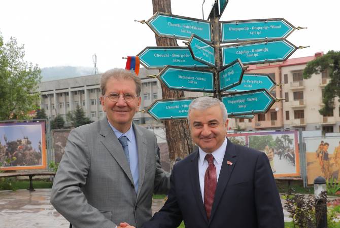 Une plaque d'amitié entre les  localités d'Artsakh et  de France inaugurée à Stepanakert