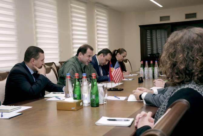 Министр обороны Армении принял помощника секретаря по обороне США