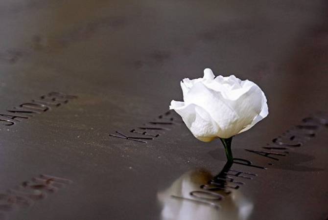 Церемония в память о жертвах терактов 11 сентября началась в США с минуты молчания