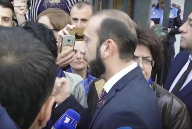 رئيس البرلمان الأرميني آرارات ميرزويان يلتقي المتظاهرين ضد فتح منجم أمولسار للذهب أمام البرلمان