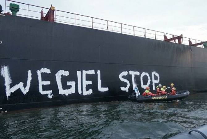 Գդանսկի նավահանգստային ամբարձիչներին երկրորդ օրն Է, ինչ նստած են Greenpeace-ի ակտիվիստները
