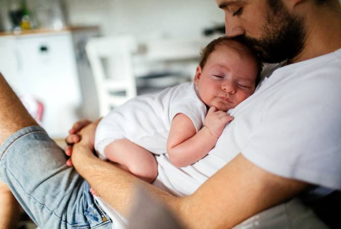 Швейцарский парламент одобрил отпуск по уходу за ребенком для отцов