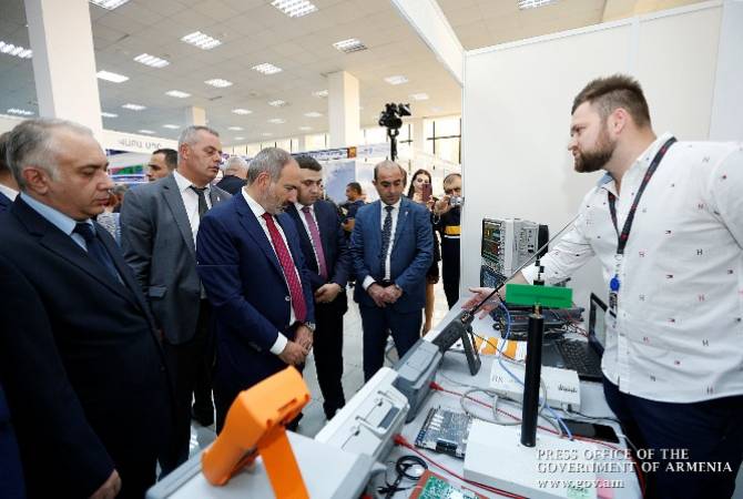 Премьер-министр ознакомился с представленной на выставке “Армения экспо-2019” 
продукцией

