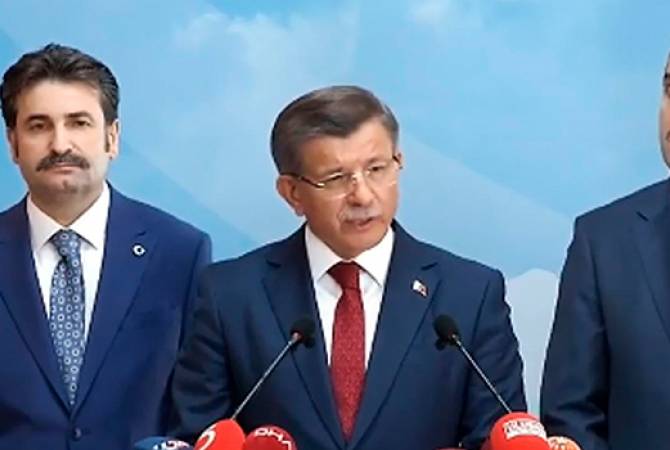 L'ex-Premier ministre turc annonce son départ de l’AKP