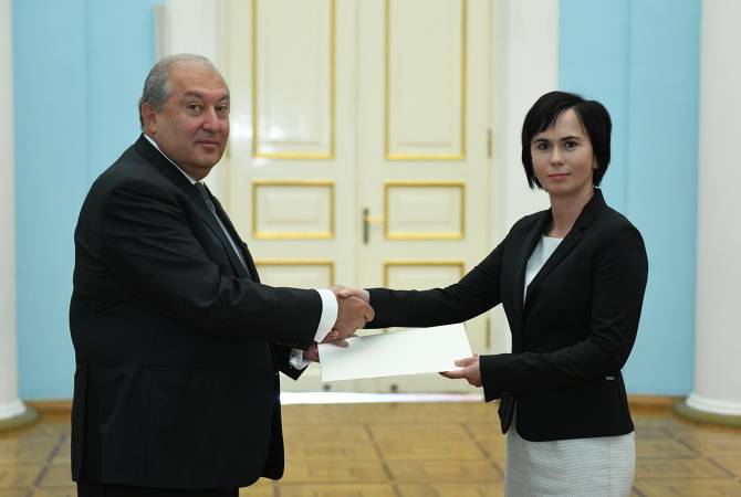 Президенту Армении верительные грамоты вручила посол Литвы
