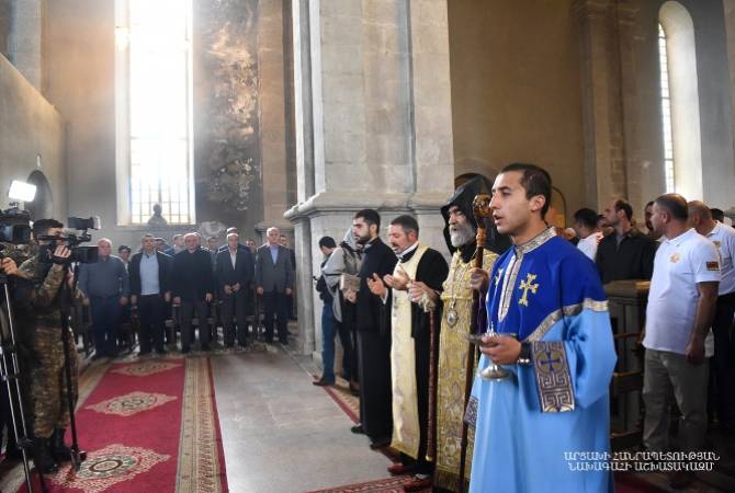 Бако Саакян присутствовал на церемонии крещения родственников героев, павших  в  
Апрельской войне