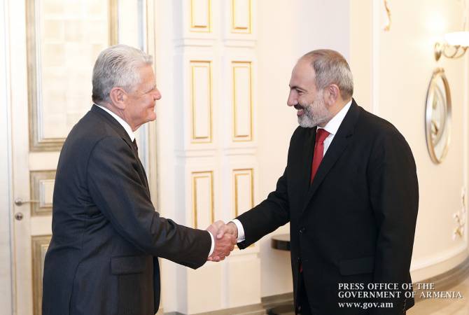 رئيس الوزراء نيكول باشينيان يستقبل رئيس ألمانيا السابق يواكيم يواك الذي يزور أرمينيا بزيارة خاصة