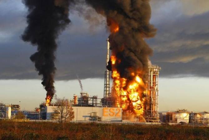 На севере Италии произошел взрыв на нефтеперерабатывающем предприятии