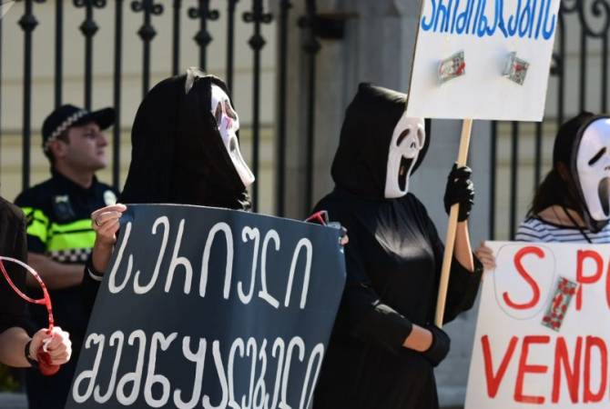 Президенту Грузии устроили акцию в масках из "Очень страшное кино"