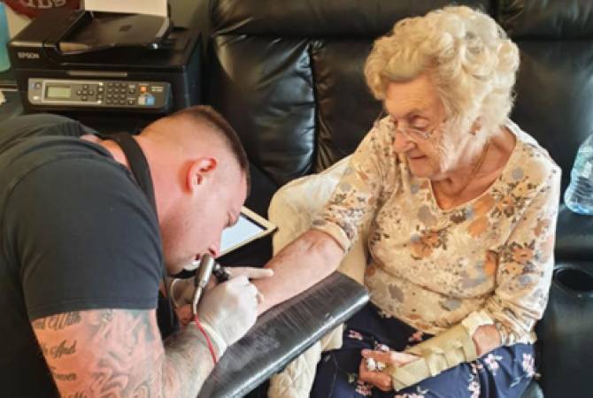 94-летняя прабабушка сделала татуировку в память об умершем муже