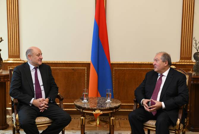 رئيس الجمهورية أرمين سركيسيان يستقبل الرئيس التنفيذي لبنك HSBC كريستوفر ديفيز 