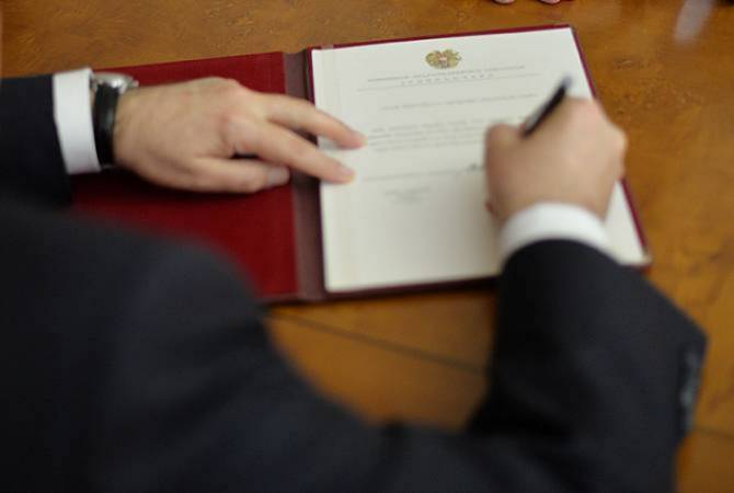 ՀՀ նախագահն ԱԱԾ տնօրենի և ոստիկանապետի պաշտոնակատարներ նշանակելու 
հրամանագրեր է ստորագրել 