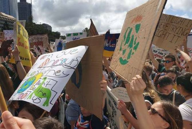  Экологические активисты провели акции протеста в городах Австралии 