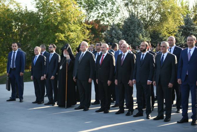 القيادة السياسية والروحية العليا بأرمينيا وآرتساخ تزور مقبرة يرابلور العسكري في يوم الاستقلال