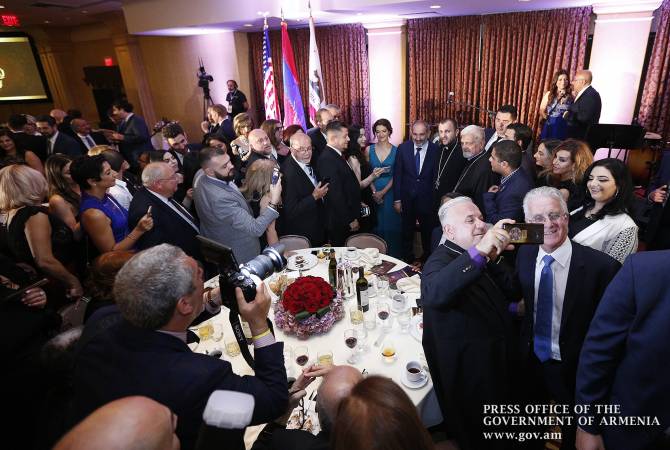 رئيس الوزراء نيكول باشينيان وزوجته آناهاكوبيان في حفل عشاء بحضور 700ممثل من المجتمع الأرمني 
بلوس أنج