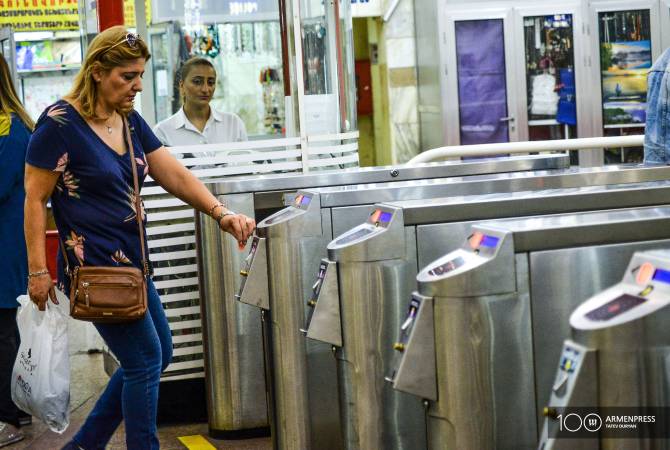 Пассажиры Ереванского метрополитена начали свой проезд с новыми жетонами