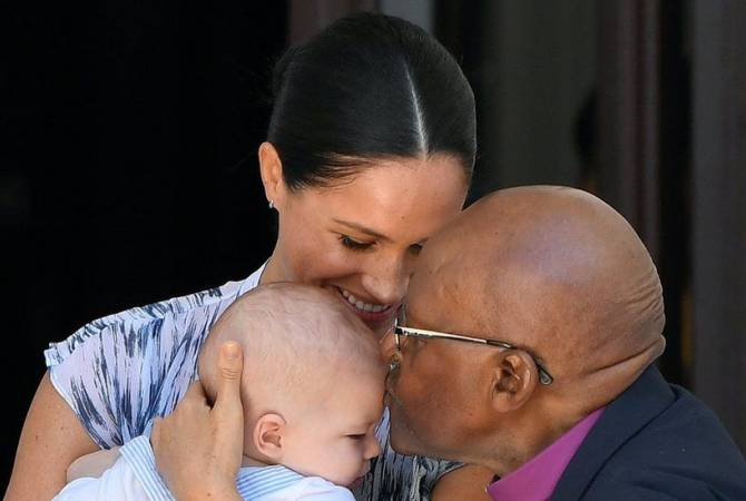 Гарри и Меган познакомили младенца Арчи с архиепископом Туту