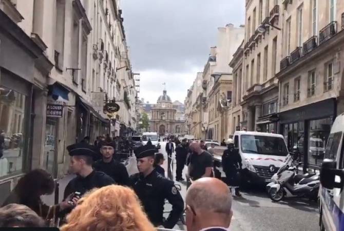 В Париже перекрыли улицу, где жил Жак Ширак