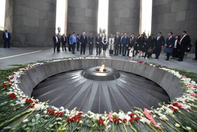 رئيس وزراء سنغافورة لي لونغ يزور نصب تسيتسيرناكابيرد ويكرّم ذكرى شهداء الإبادة الأرمنية في يريفان