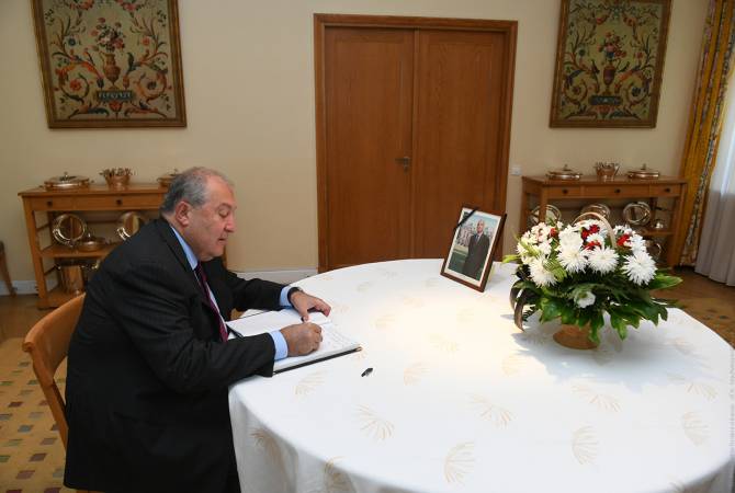 President Sarkissian signs condolence book for Jacques Chirac at French embassy 