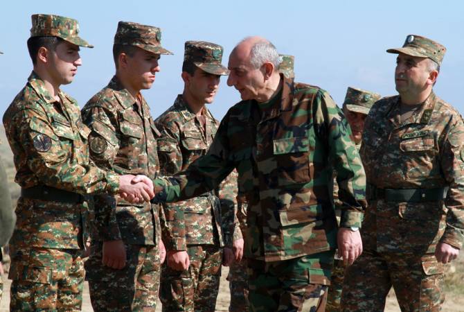 Бако Саакян наградил военнослужащих, предотвративших диверсионную попытку 
азербайджанской стороны