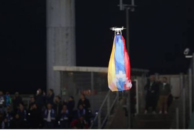 رفع علم آرتساخ بطائرة مسيرة من قبل مشجعين أرمن بمبارة «قاراباخ» من أذربيجان ودودولانج اللوكسانبورغ 