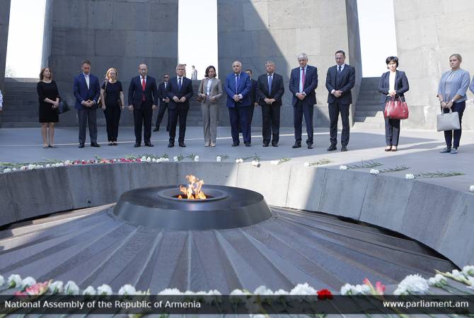 Парламентарии Литвы посетили мемориал Геноцида армян