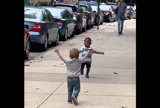 Малыши встретились после двух дней разлуки, и их реакция бесценна – видео