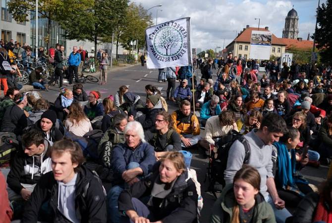 Сотни экоактивистов перекрыли мосты в центре Берлина