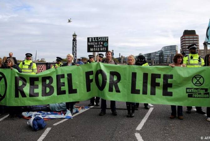 Экологические активисты заблокировали движение в центре Лондона