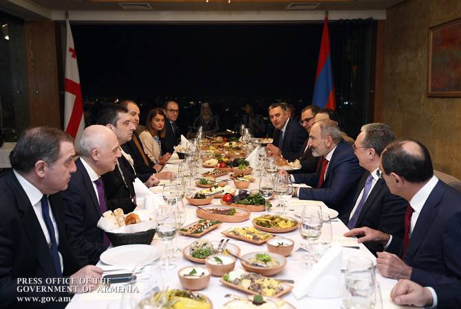 Dîner officiel offert au nom du Premier ministre Pashinyan en l'honneur de Giorgi Gakharia
