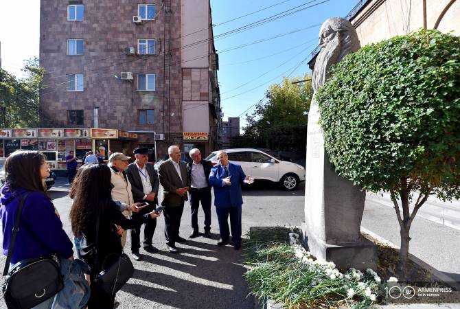Հայ մամուլի հոբելյանին լրագրողները ծաղիկների խոնարհեցին Հարություն 
Շմավոնյանի հուշարձանին