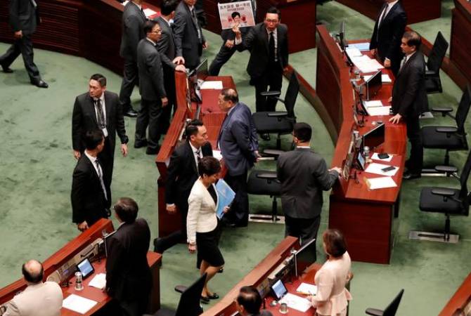 СМИ: оппозиционные депутаты вновь сорвали выступление главы Гонконга в парламенте
