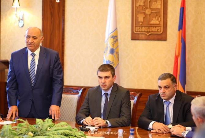 Artsakh State Minister introduces new Mayor of Stepanakert to staff