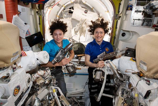 Впервые в истории две женщины вышли в открытый космос с борта МКС