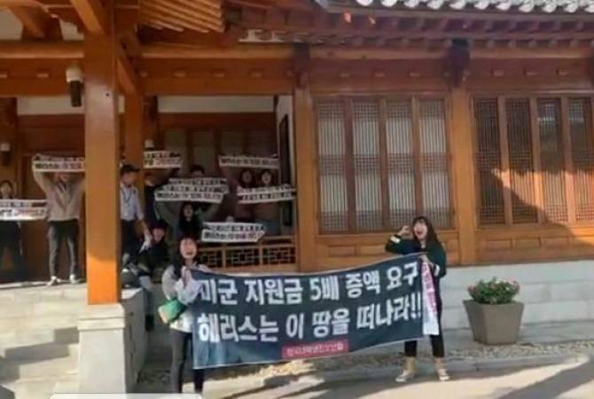 В Сеуле задержали 19 студентов, проникших на территорию посольства США