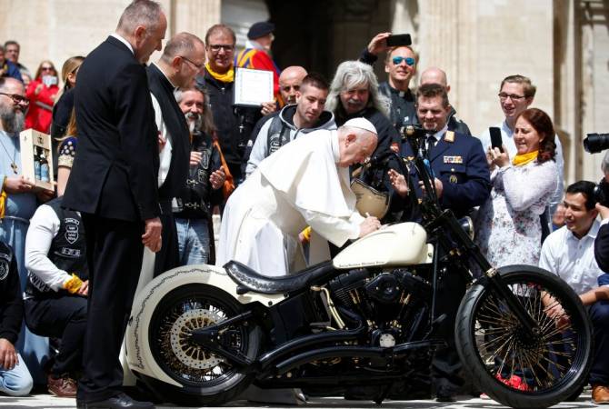 Harley Davidson с автографом папы Римского продан за 42 тыс. фунтов
