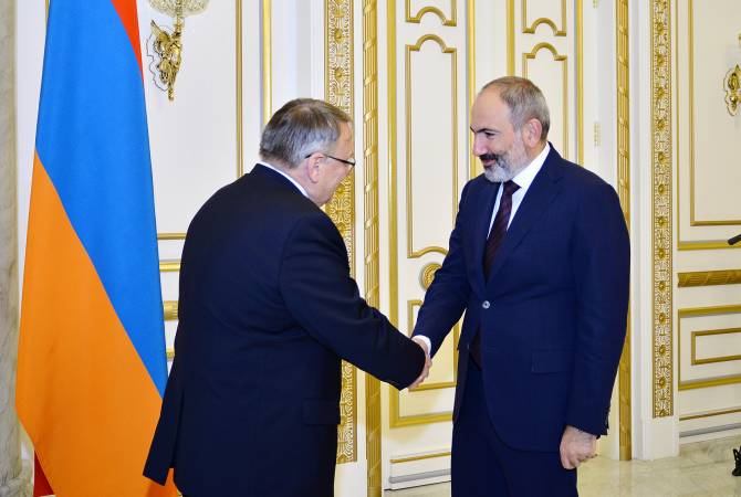 Le Premier ministre a reçu le nouvel Ambassadeur de la République Tchèque en Arménie