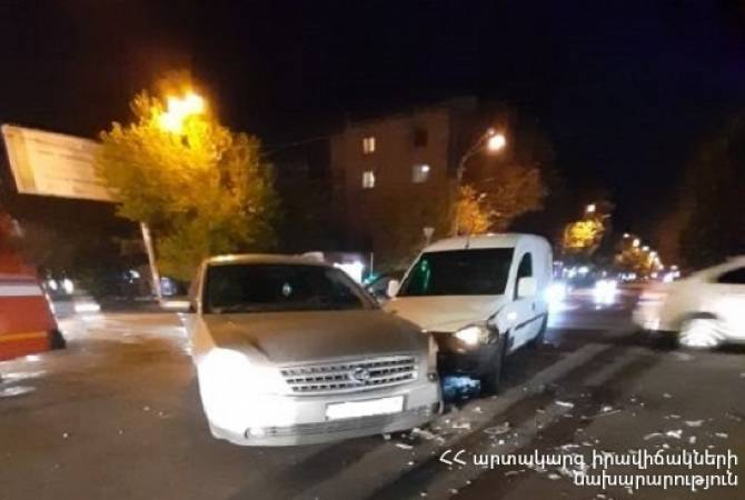 У перекрестка улиц Кочара и Папазяна столкнулись автомобили: есть пострадавший

