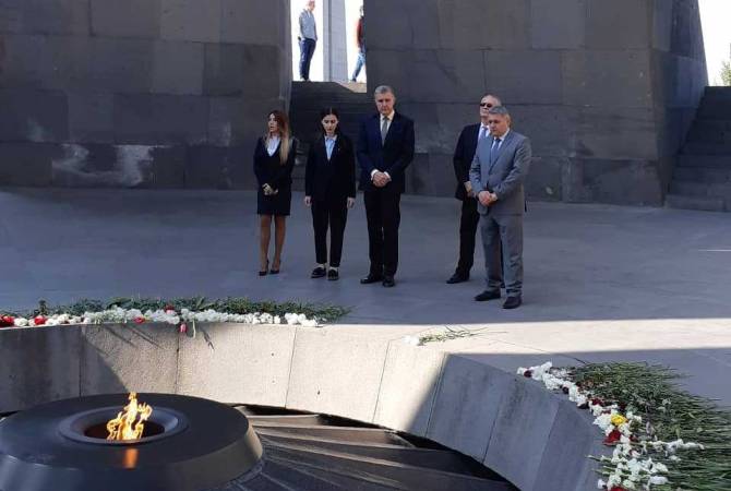 عاهل رومانيا-الأمير رادوس يزور نصب تسيتسيرناكابيرد ويكرّم ذكرى شهداء الإبادة الأرمنية في يريفان