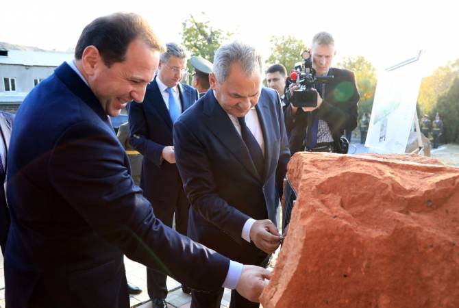 بحضور وزير الدفاع الأرميني تونويان ونظيره الروسي شويغو وضع حجر أساس أكاديمية عسكرية جديدة  
مجهزة..