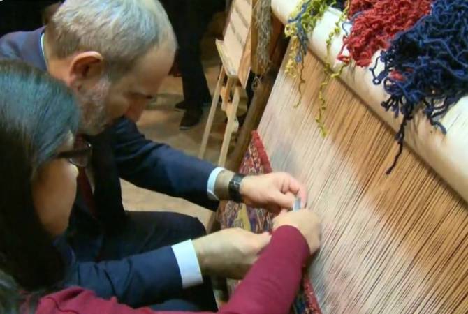 Le Premier ministre Pashinyan et son épouse  ont participé au tissage de tapis «Univers 
arménien» 
