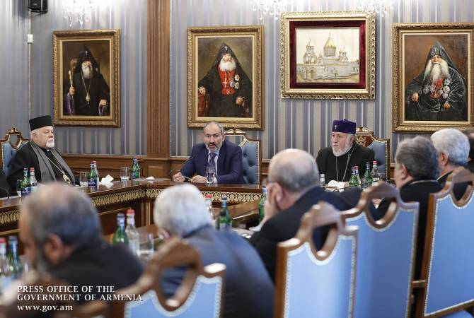 Nikol Pashinyan  a rencontré les participants de la séance annuelle du Conseil spirituel suprême