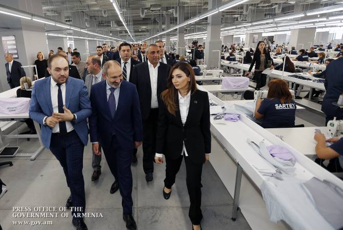 Nikol Pashinyan a été présent à l'ouverture du nouvel atelier  de confection des vêtements  à 
Erevan