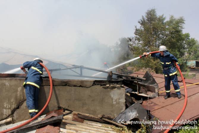 Արմավիրի մարզի Խանջյան գյուղում 2 տան տանիք և մոտ 250 հակ անասնակեր է 
այրվել